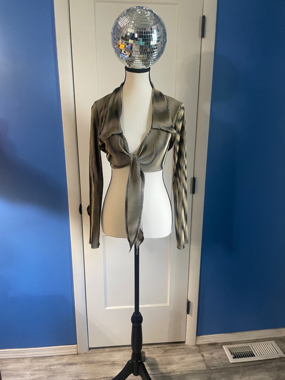 Women’s Long Sleeve Tie-Front Crop Top in Olive Green